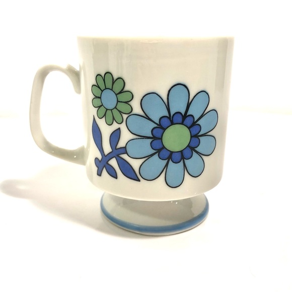 2 Vintage floral pedestal mugs, white with blue and green flowers. Japan. - Picture 4 of 8